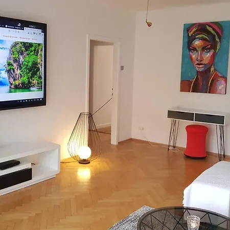 Charmante Zentrumswohnung Mit Balkon Und 80 Zoll Tv Klagenfurt am Woerthersee Exterior photo