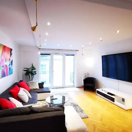 Charmante Zentrumswohnung Mit Balkon Und 80 Zoll Tv Klagenfurt am Woerthersee Exterior photo