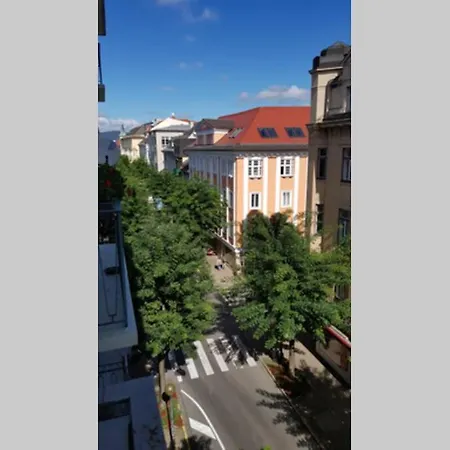 Charmante Zentrumswohnung Mit Balkon Und 80 Zoll Tv Klagenfurt am Woerthersee Exterior photo