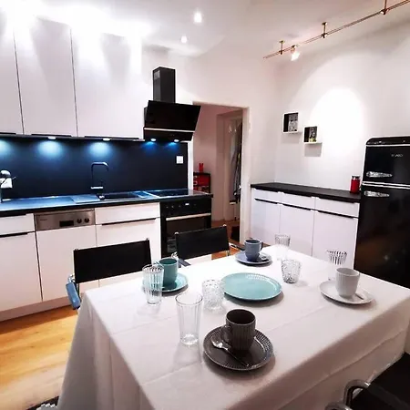 Charmante Zentrumswohnung Mit Balkon Und 80 Zoll Tv Klagenfurt am Woerthersee Exterior photo
