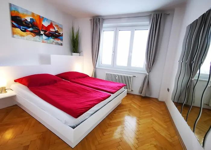 Charmante Zentrumswohnung Mit Balkon Und 80 Zoll Tv