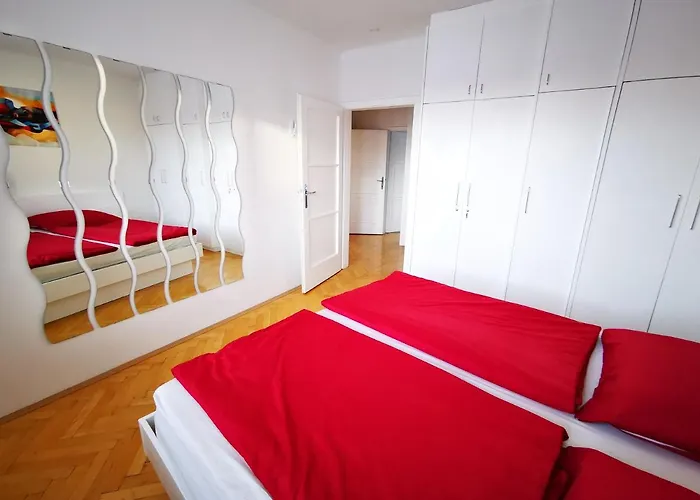 Charmante Zentrumswohnung Mit Balkon Und 80 Zoll Tv