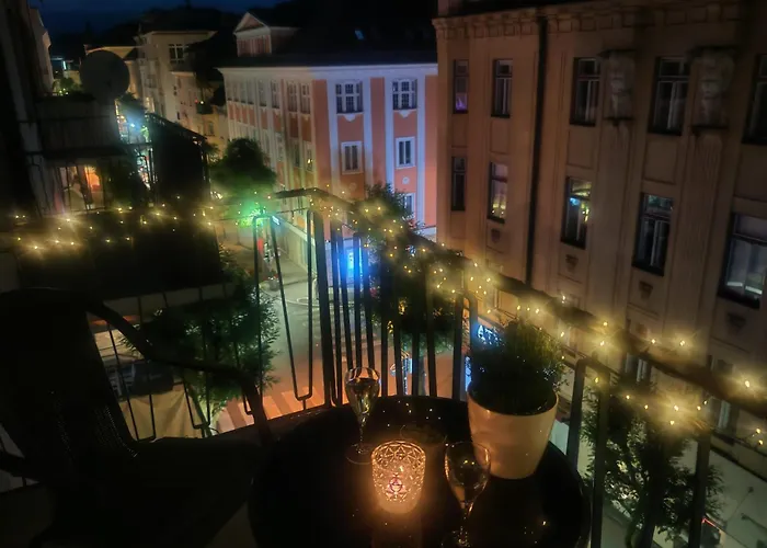 Charmante Zentrumswohnung Mit Balkon Und 80 Zoll Tv