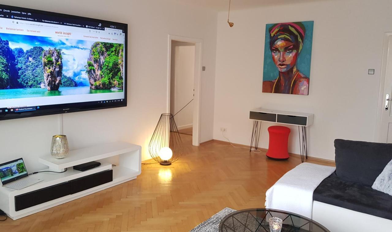Charmante Zentrumswohnung Mit Balkon Und 80 Zoll Tv