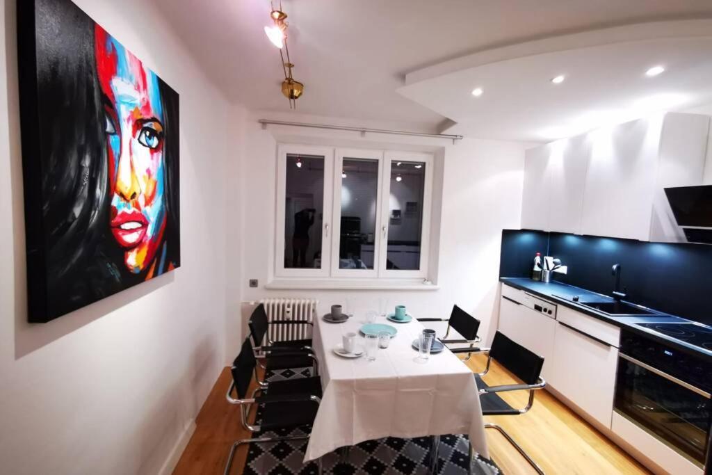 Apartment Charmante Zentrumswohnung Mit Balkon Und 80 Zoll Tv *