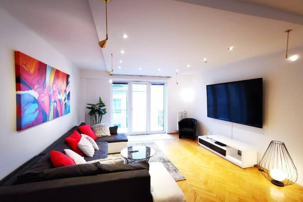 Charmante Zentrumswohnung Mit Balkon Und 80 Zoll Tv Apartment *