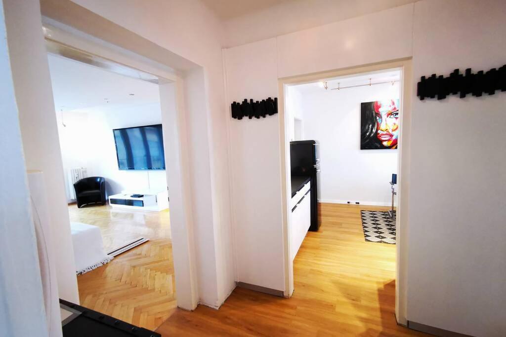 Charmante Zentrumswohnung Mit Balkon Und 80 Zoll Tv *