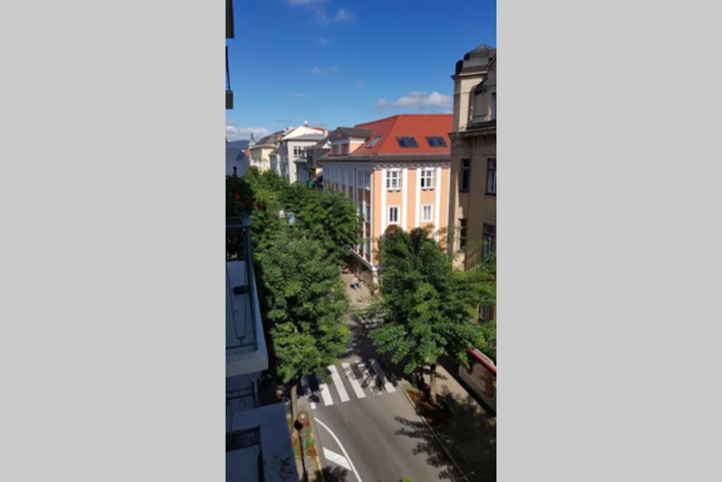 Charmante Zentrumswohnung Mit Balkon Und 80 Zoll Tv *