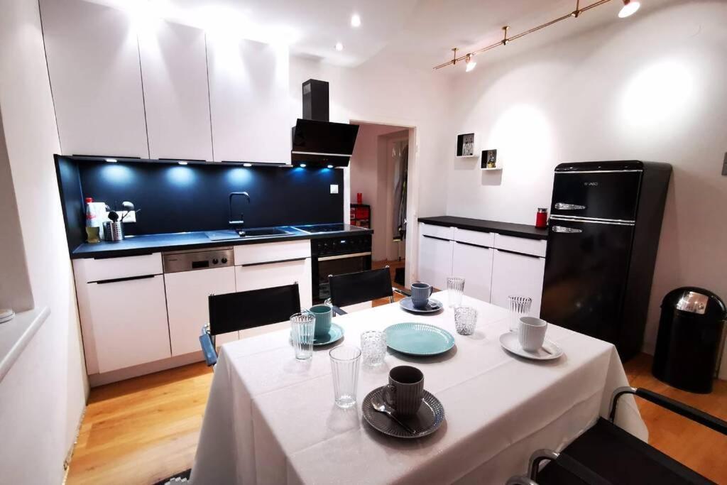 Charmante Zentrumswohnung Mit Balkon Und 80 Zoll Tv Apartment