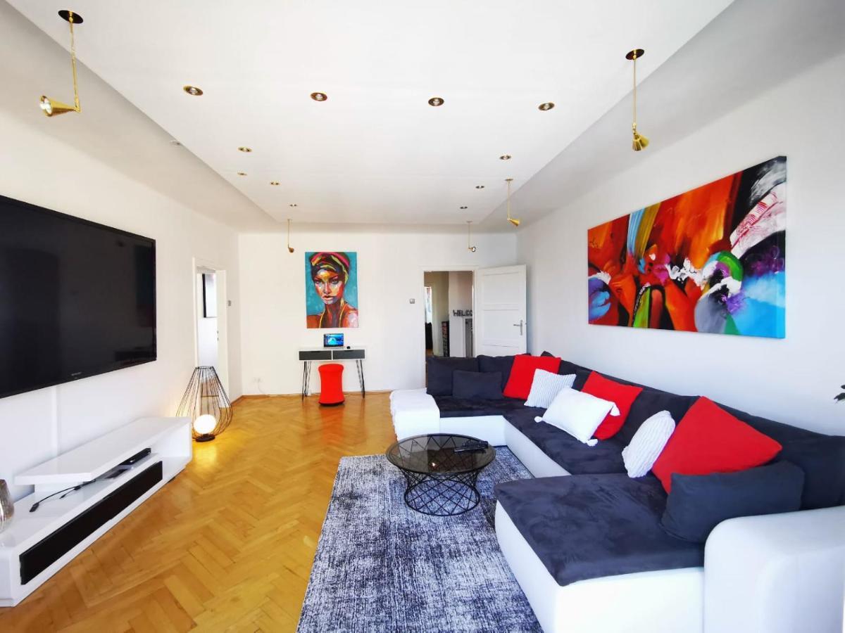 Apartment Charmante Zentrumswohnung Mit Balkon Und 80 Zoll Tv *