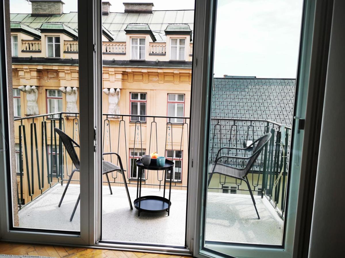 Charmante Zentrumswohnung Mit Balkon Und 80 Zoll Tv