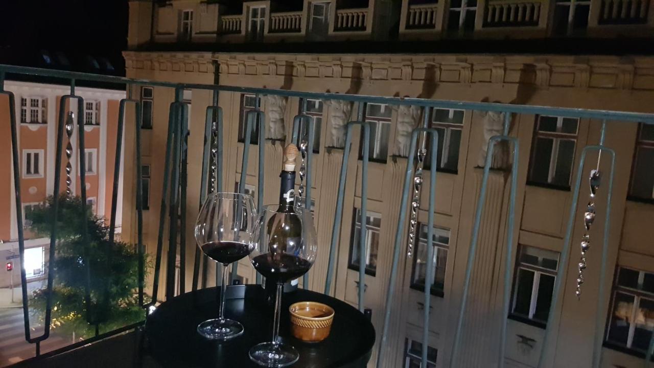 Apartment Charmante Zentrumswohnung Mit Balkon Und 80 Zoll Tv
