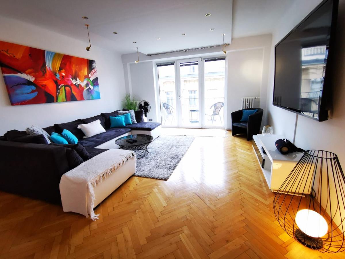 Charmante Zentrumswohnung Mit Balkon Und 80 Zoll Tv Appartement Klagenfurt am Wörthersee