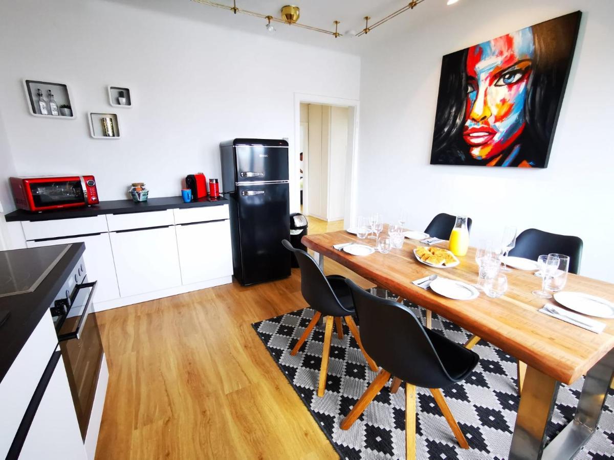 Charmante Zentrumswohnung Mit Balkon Und 80 Zoll Tv Apartment