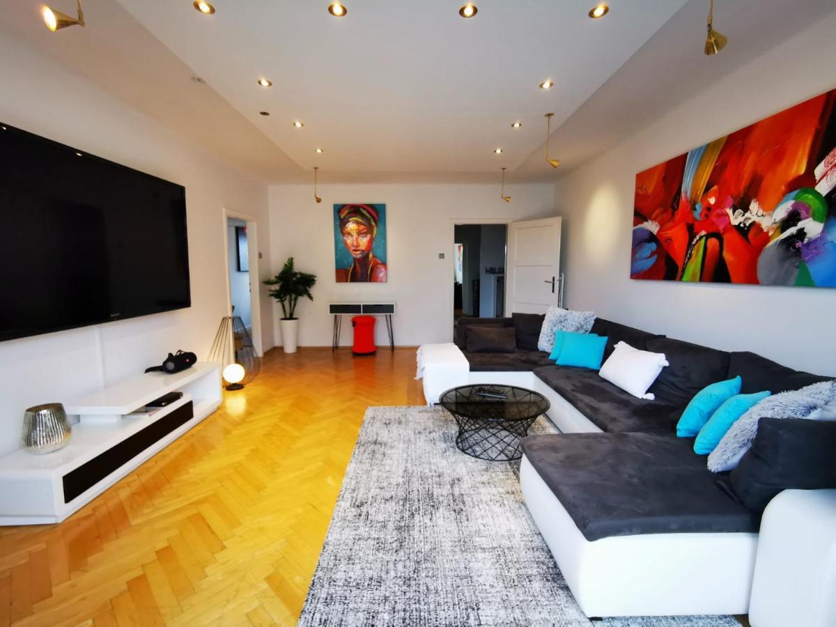 Charmante Zentrumswohnung Mit Balkon Und 80 Zoll Tv