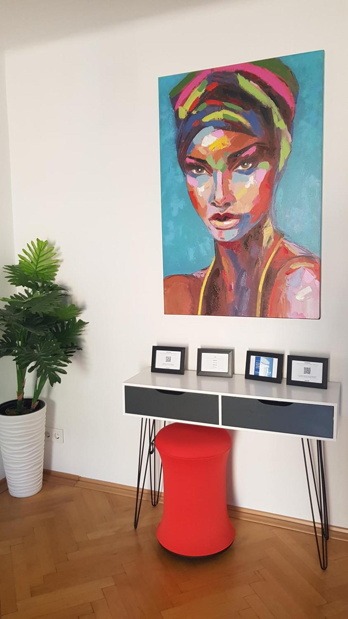Charmante Zentrumswohnung Mit Balkon Und 80 Zoll Tv