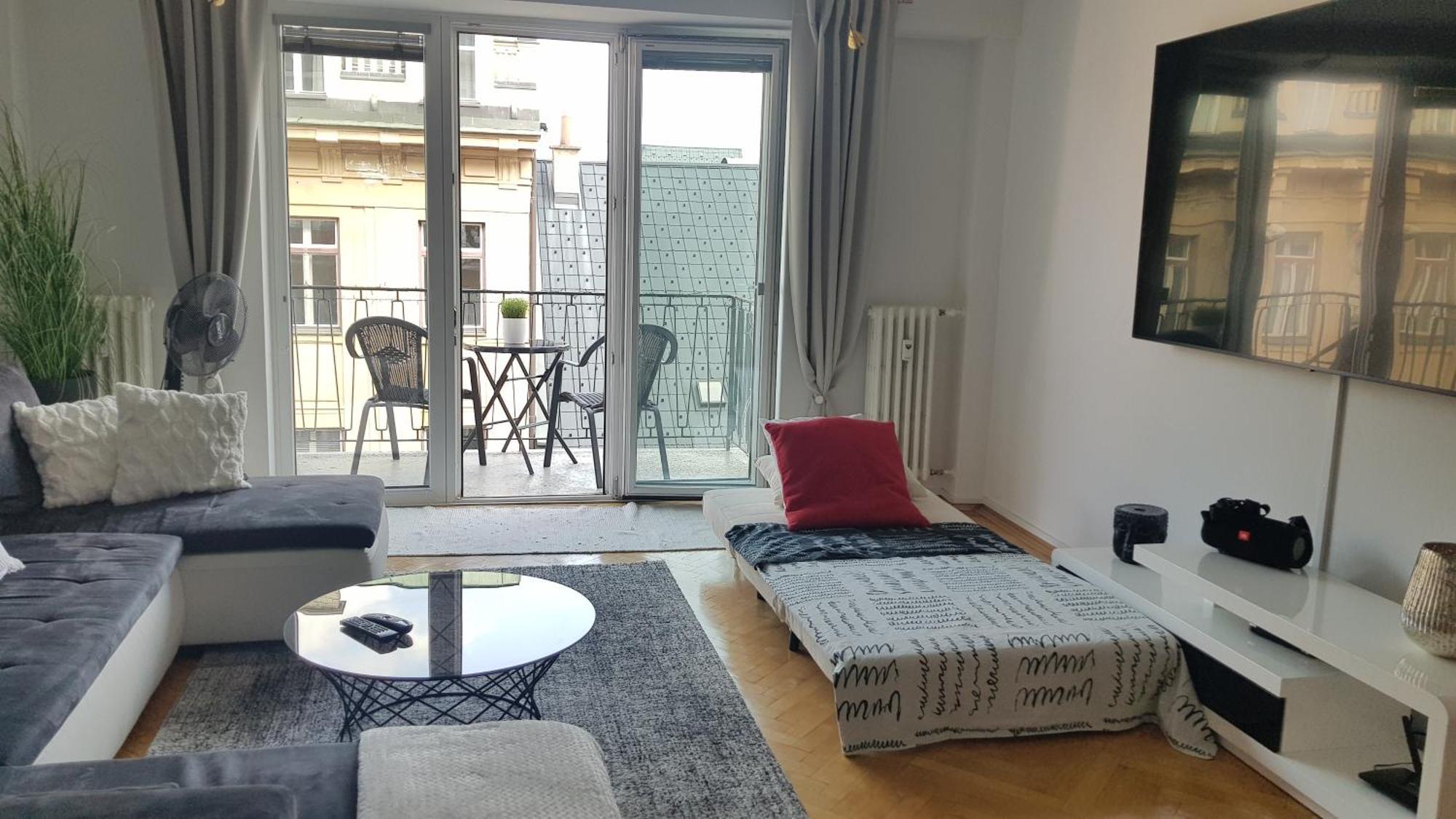 Charmante Zentrumswohnung Mit Balkon Und 80 Zoll Tv *